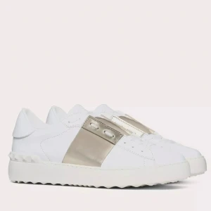 VALENTINO GARAVANI SKOR GULD ✨ - Storlek 37, köpta för 2 år sedan - nypris 6945 kr. Är använda men fortsatt bra skick (skriv om bilder)! Så sköna och snygga 🥰 (Lånade bilder) Öppen för bud 🤍