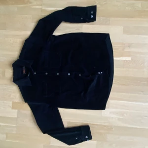 Morris overshirt  - Nu säljer vi en Morris overshirt i ett otroligt bra pris bara att man kan behöva Rolla bort håret på den men de löser jag innan jag skickar iväg den. Priset går att diskutera. 