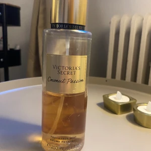 Coconut passion  - Luktar som en blandning av vanilj, kokosnöt och liljekonvalj. Säljer eftersom den inte används längre. Hälften är kvar ☘️