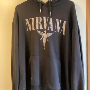 En nirvana hoodie från hm. Storlek M men oversized. Har två små klorin fläckar. Endast swish. Kontakta mig om du är intresserad. Köparen står för frakten.