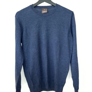 Oscar Jacobson merino tröja - Säljer nu denna Oscar Jacobson tröja som är 100% merino ull. Tröjan är i ett bra skick och använd ett fåtal gånger. Tröjan är i M men passar S.  Hör av dig vid frågor! 