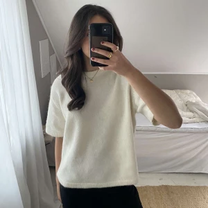 Stickad t-shirt - Säljer den slutsålda stickad t-shirt från ginatricot, helt ny med lappen kvar. Den är liten i storleken. Hör av dig om du har fler frågor ❤️säljer en snarlik också! 