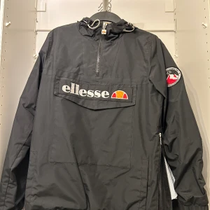 Ellesse anorak  - Köpt för två år sen, knappt använd 9/10. Är perfekt i lite blåsigt väder.