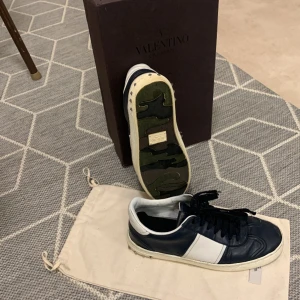 🔥Valentino flycrew 🔥skor - Eftertraktade Valentino flycrew i läder modell.  Skorna är i använt skick. 7/10. 2 nitar som fattas på varje sko mitt pris 2700  . Storlek 42 men sitter lite större. Dustbag och box medföljer ⭐️skriv till mig om ni har funderingar /Alex 