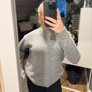 Stickad tröja  - Mysig stickad tröja i fint skick, skriv om det är några funderingar💗
