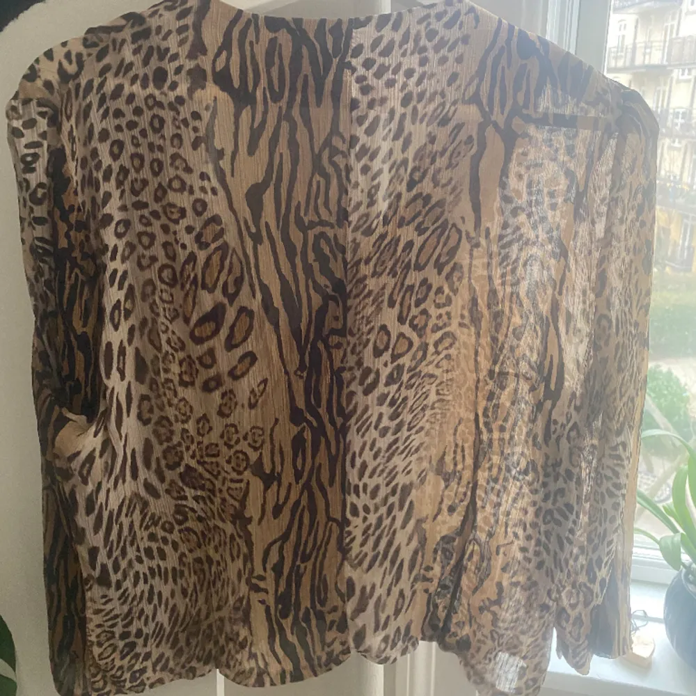 Jätte fin leopard blus från junco yarena💓 (Jag står varken för frakt eller postens slarv) . Blusar.