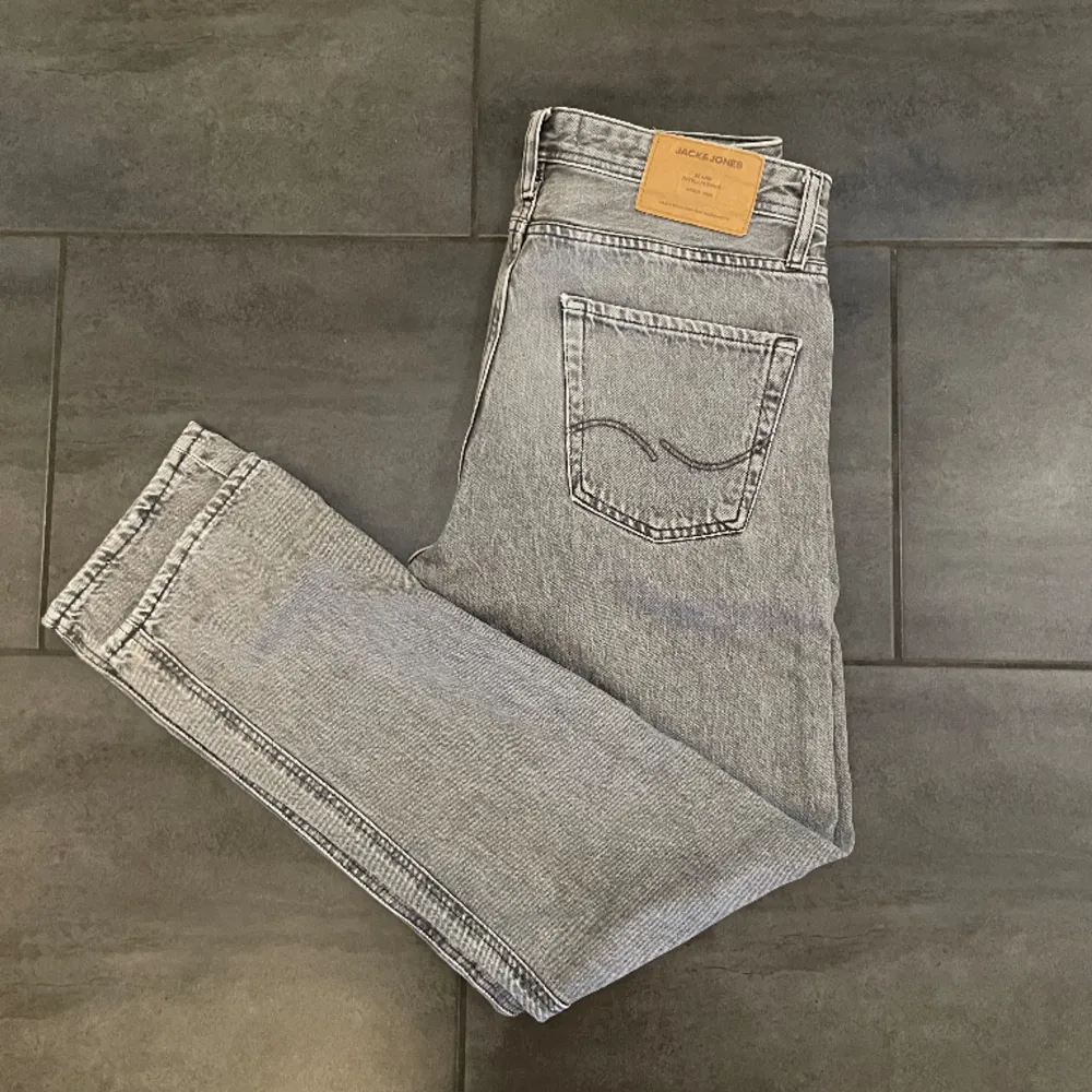 Säljer dessa jeans från Jack & Jones i modellen loose/chris. Skick 9/10. Nypris ca 650 kr. Kom privat för fler bilder!. Jeans & Byxor.