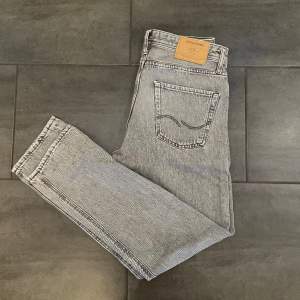 Säljer dessa jeans från Jack & Jones i modellen loose/chris. Skick 9/10. Nypris ca 650 kr. Kom privat för fler bilder!