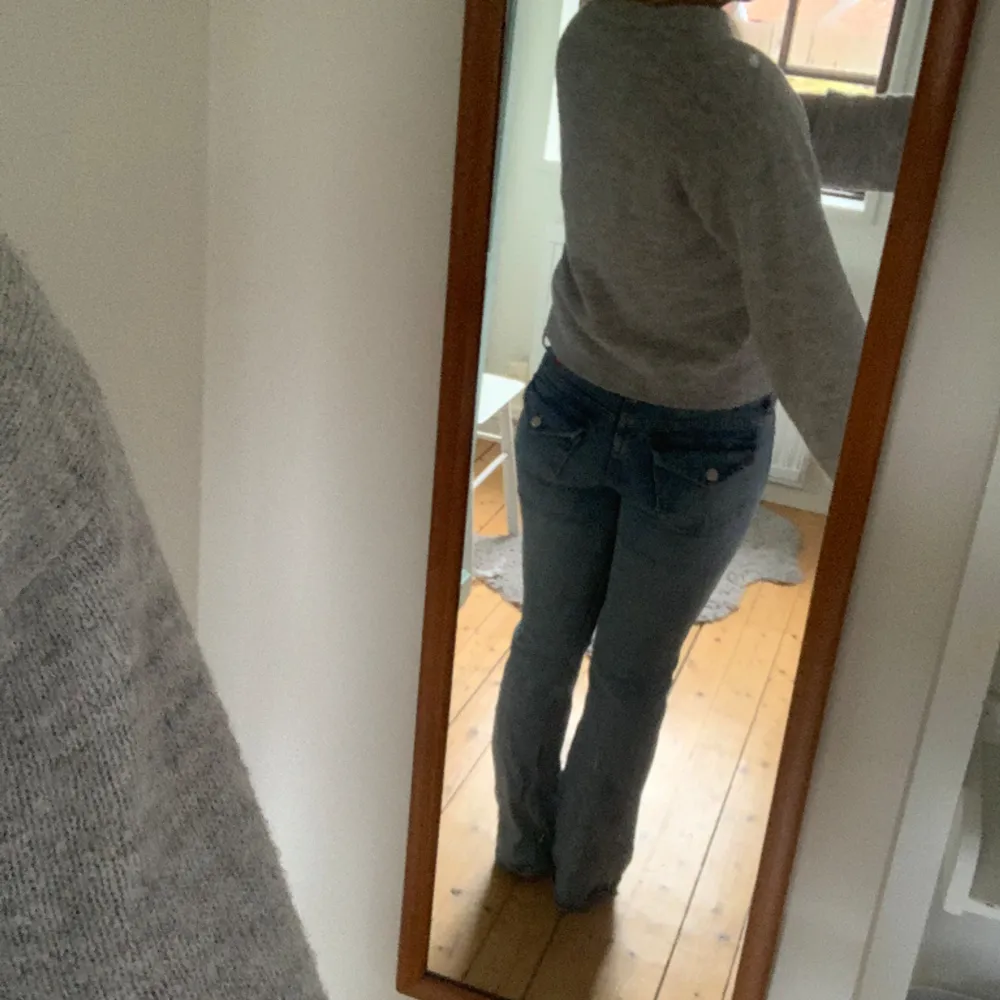 Jättesnygga lågmidjade jeans som kommer från H&M. Har använt dessa jeans ganska mycket men skicket är otroligt bra trots det. Skriv för frågor eller fler bilder!💗. Jeans & Byxor.