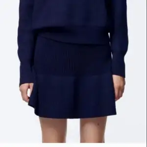 En stickad kjol från Zara i storlek S i bra sick