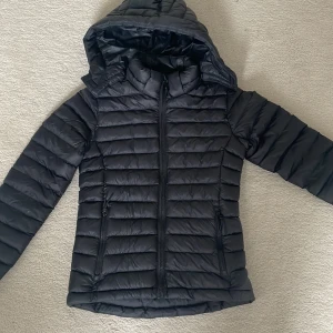 Everest jacka  - En jacka i fint skick utan defekter, nypris: 600 kr. Storleken är 146/152 och passar mig som har storlek XS. 