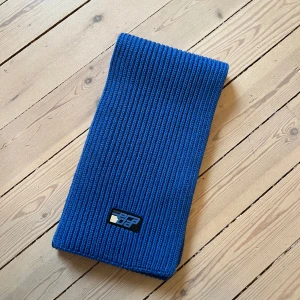 PRADA halsduk - Jättefin halsduk från Prada, som ny! Givetvis äkta. Inköpt på Vestiaire.    