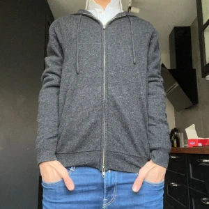 100% Kashmir hoddie  - 100% Säljer en sjukt snygg Kashmir hoddie från Jon Henric bra Skick 9/10 ny pris 2199 Mitt pris 1250! Hör av dig om du har några frågor eller funderingar! Pris kan diskuteras såklart!