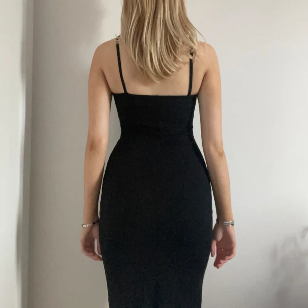 Väldigt classy svart bodycon klänning! Smickrande passform med unika guld detaljer. Storlek XS, med stretch. 🖤. Klänningar.