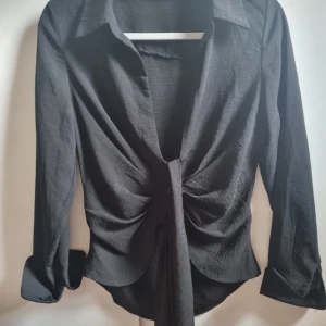 Svart blus - Jätte fin blus från Boohoo i storlek 34. Har en liten skada på baksidan kan ses på bild 3