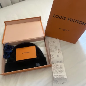 Louis Vuitton mössa - Hej säljer nu min Louis Vuitton mössa då jag inte använder den längre. Den är i jätte fint skick och är varsamt använd. Kvitto, box och tags med kommer. Köpt för 3850kr säljer för 2500