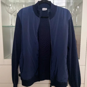 John Henric Cardigan - Tja, säljer denna gången en sprillans ny John Henric Cardigan som är perfekt för våren! storlek L men skulle säga att det är M så borde nog passa S med! Bara att skriva o ni undrar något.