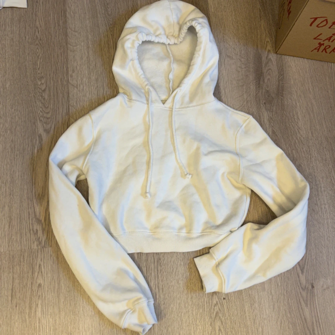 Vit croppad hoodie 