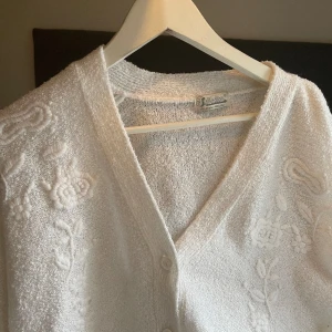 Vit stickad kofta - Jättefin vin stickad kofta med broderade detaljer som tyvärr inte kommer till användning. Bra skick, osäker på storlek men passar mig som vanligtvis har S eller M.💕