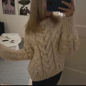 Stickad tröja - Sååå fin stickad tröja från zara, använd en gång! 