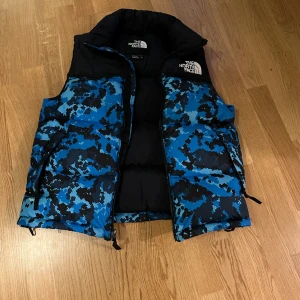 The North face vest - En unik och sällsynt väst i ett väldigt gott skick. Västen är köpt för 2500kr för ca 2 år sen och är eh använd särskilt mycket