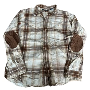 Ralph Lauren Skjorta  - Ralph Lauren Skjorta. Skjortan är i mycket bra skick utan fläckar eller skador. Känn dig fri att fråga om du undrar något!