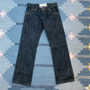 Noise mörkblå jeans - !Kan diskutera pris! Så friggin snygga jeans HELT nya, köpte dom men dom var jätte små, det kanske finns någon som passar i dom där ute… extrem jävla swag om nån gör de