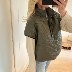 Quiltad cape  - Såå snygg quiltad cape från märket Drys, använd en gång💕