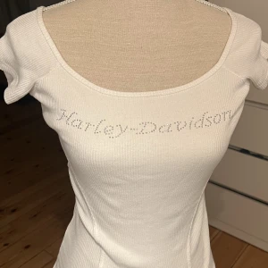 Harley Davidsson T-shirt - Supersöt Harley T-shirt som är väldigt figursydd, med kristallbrodering. I helt nytt skick, ingen kristall som fallit av.