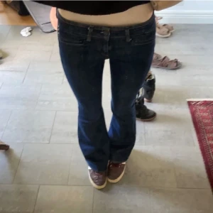 Säljer ett par kate moss jeans - Bra skick och har midjemått på cirka 67cm och jag är 1,68💞