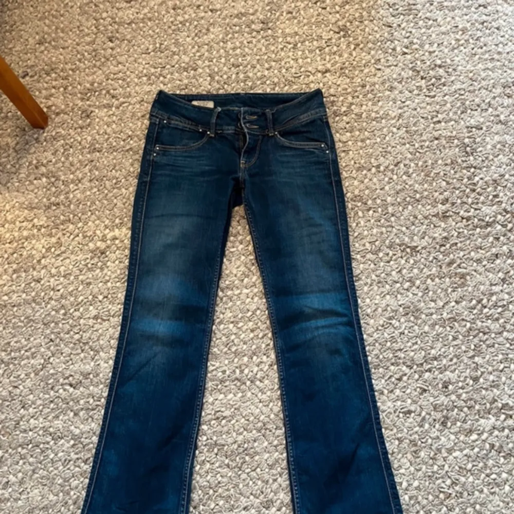 Lågmidjade jeans från Pepe jeans. Storlek W25 L30. Midjemåttet rakt över är 36cm, innebenslängd är 78cm. . Jeans & Byxor.