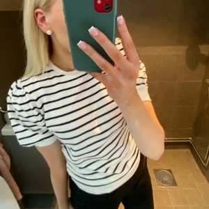 Kortärmad tröja  - Säljer min gulliga topp från Lindex!💗