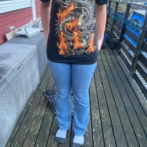 Rock Chang  - Ej använd, finns i storlekarna S,L,XXL. Modellen är runt 160 cm lång och har i storleken S. Samfraktar och levererar kortet i toploader samt bubbel kuvert. Återkoppla om ni vill ha spårbart