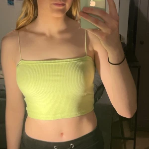 Neongrön topp - Neongrön topp från HM i stl S Endast använd en gång så är i nyskick🥰