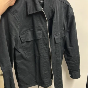 Zara Overshirt - Tja säljer denna feta Zara overshirten inga defekter och riktigt stilren hör av vid funderingar.