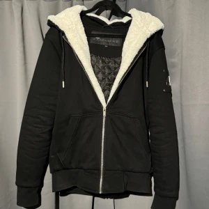 Moose Knuckles bunny - Säljer en as skön Moose Knuckles bunny jacka i bra skick💯SJÄLVKLART ÄLKTA! Fodrad insida och avtagbar päls som går längs hela dragkedjan och luvan.  Nypris ca 4500+ kr ❌ Mitt pris: 1999 ✅ Tveka inte för att skriva om ni undrar något💯