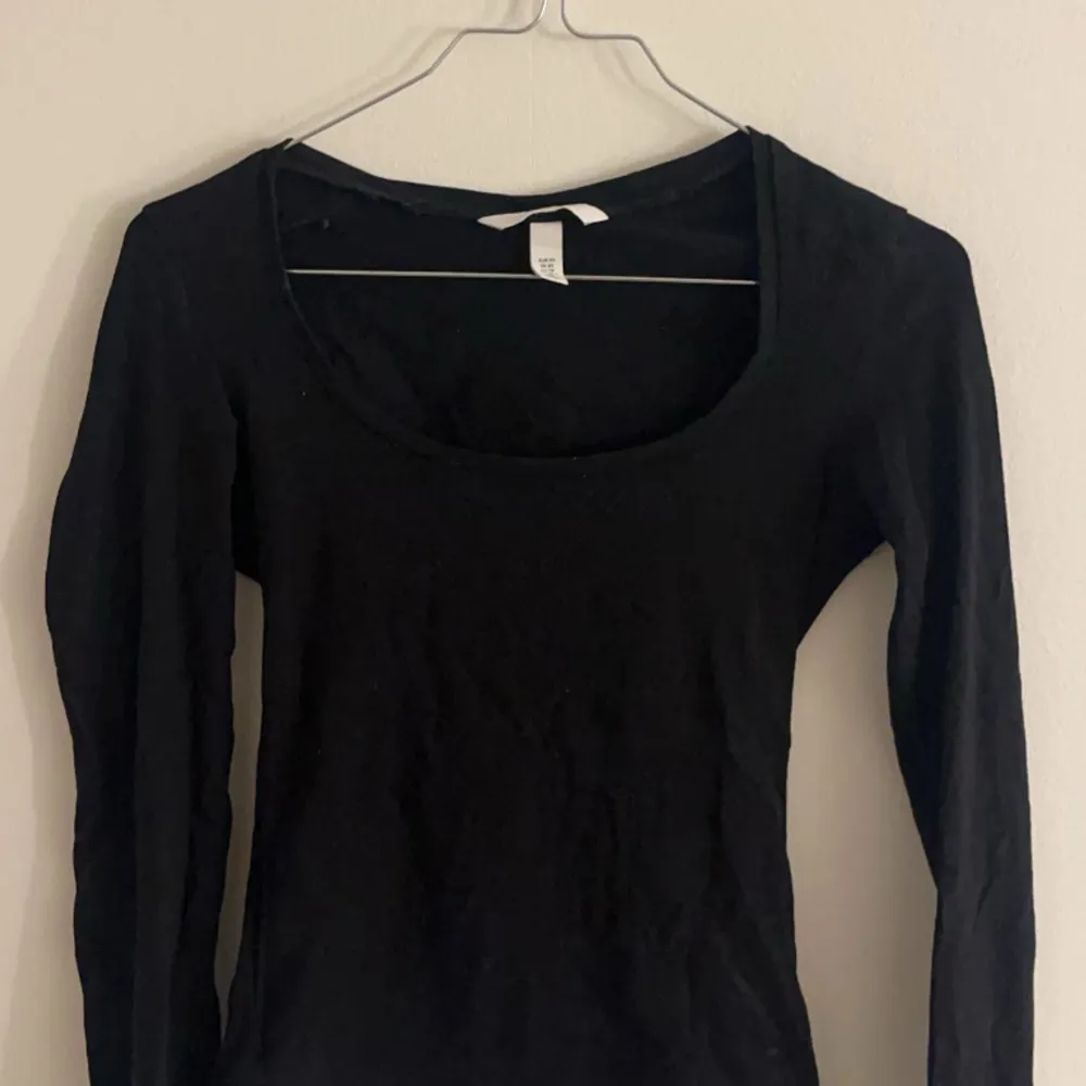 Två väldigt lika svarta tajta tröjor från h&m, tröjan på bild 1 och 2 och samma tröja, bild 3 är en väldigt liknande tröja men skriv gärna för fler bilder, säljer för 90kr st!😊. Tröjor & Koftor.