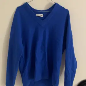 Klarblå stickad tröja från Wera som jag aldrig har använt, storlek xs men den är ganska stor i storleken, skriv för fler bilder eller frågor😊