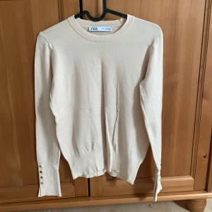 Tröja - Beige finstickad tröja från zara