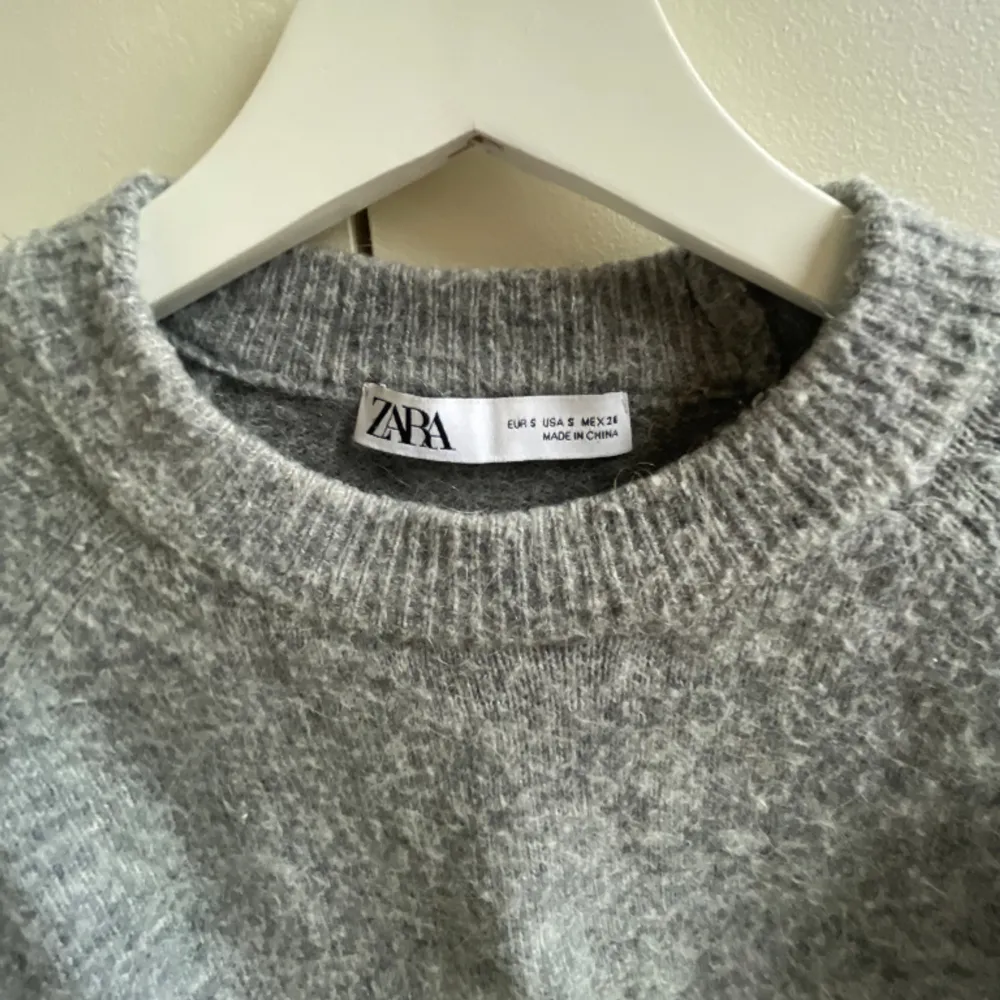 En jättefin grå stickad tröja ifrån zara! Den är i bra skick bortsett från att den är lite nopprig💞. Stickat.