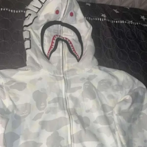 Bape  - Bape Hoodie i storlek M men passar även s! Hör av er vid funderingar! 