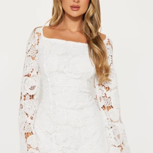 Vit studentklänning strl L - Jag beställde denna snygga klänningen från fashion nova till studenten men de skicka den i fel storlek så den passar ej mig! Ja har bara testat den en gång så den är verkligen helt ny! Köpt för ca 700 kr men jag säljer för 550 men pris kan diskuteras