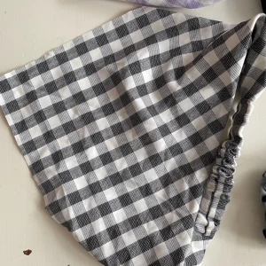 Rutig sjalett - Svart och vit rutig sjalett. Aldrig använd. Bara att fråga om det är något du undrar! Kan mötas på Järntorget i Göteborg eller skicka, köparen står för frakt.