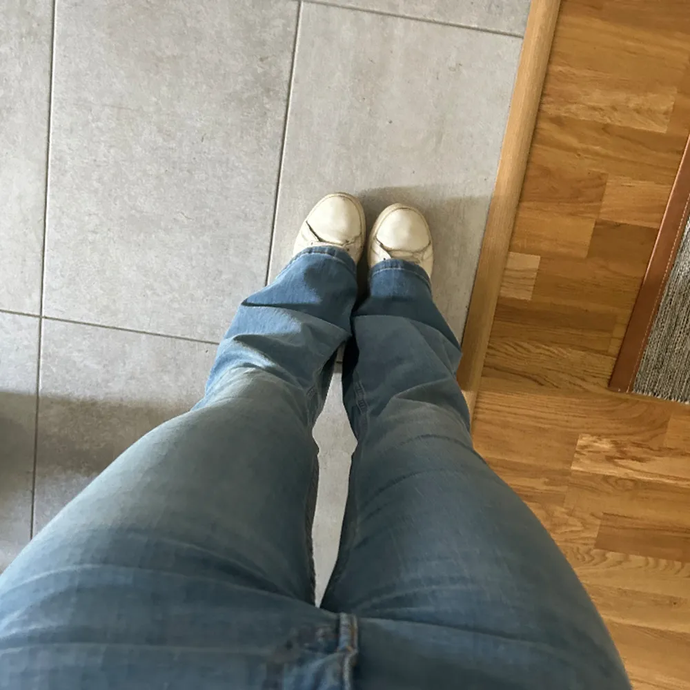 Snygga jeans från mango som inte kommer till användning längre 💞 jag är 176 och de går ner i marken för mig.  Innerbensmått - 85 cm . Jeans & Byxor.