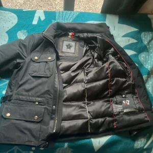 Fortezza Field jacka - Säker nu denna field jacka. Märket är det italienska märket fortezza. nypris 7000kr mitt pris 1100. Storlek L. Priset är inte fast. Riktig varm och bra kvalitet. Perfekt på vintern/våren