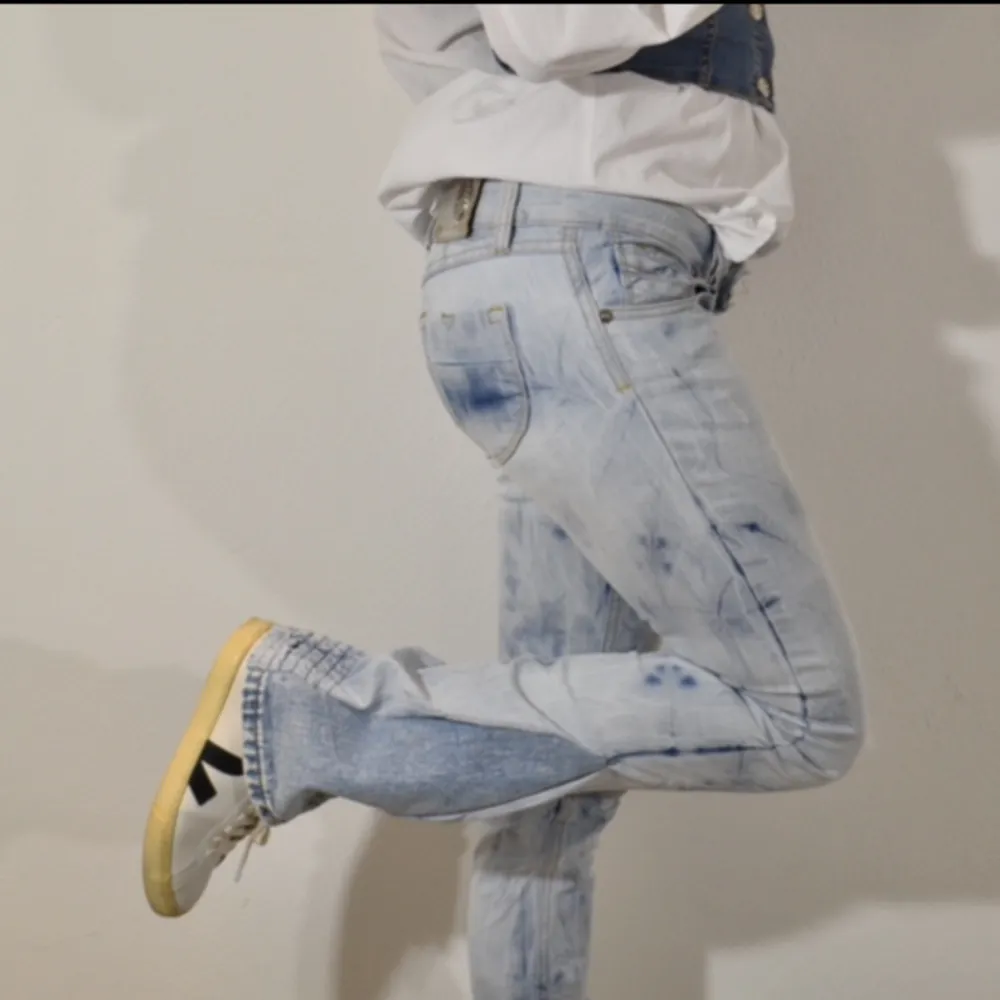Utstickande jeans med inslag av mörkblått & boot cut långt ner. 🩵🩵🩵. Jeans & Byxor.
