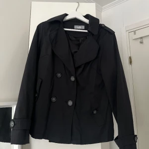 Kappa - Snygg svart kappa som sitter som S/M och är perfekt till våren☀️🌸 Säljer då den blivit liten för mig och bara använts ett fåtal gånger innan💛  