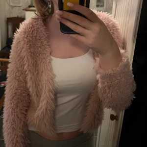 Rosa kofta - Säljer nu denna trendiga fluffiga kofta från Gina. Den är i storlek xs och är smutsrosa.