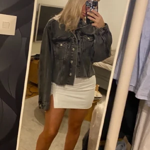 Grå jeans jacka  - Grå super snygg jeans jacka som är varsamt använd ⭐️