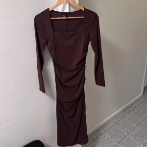 Maxi dress - Köpt på shein. En favorit som jag tröttnat på. Formar kroppen jättefint. Nypris. 170kr. Passar en M också. Hör av er ifall ni vill ha foton på hur den sitter! 